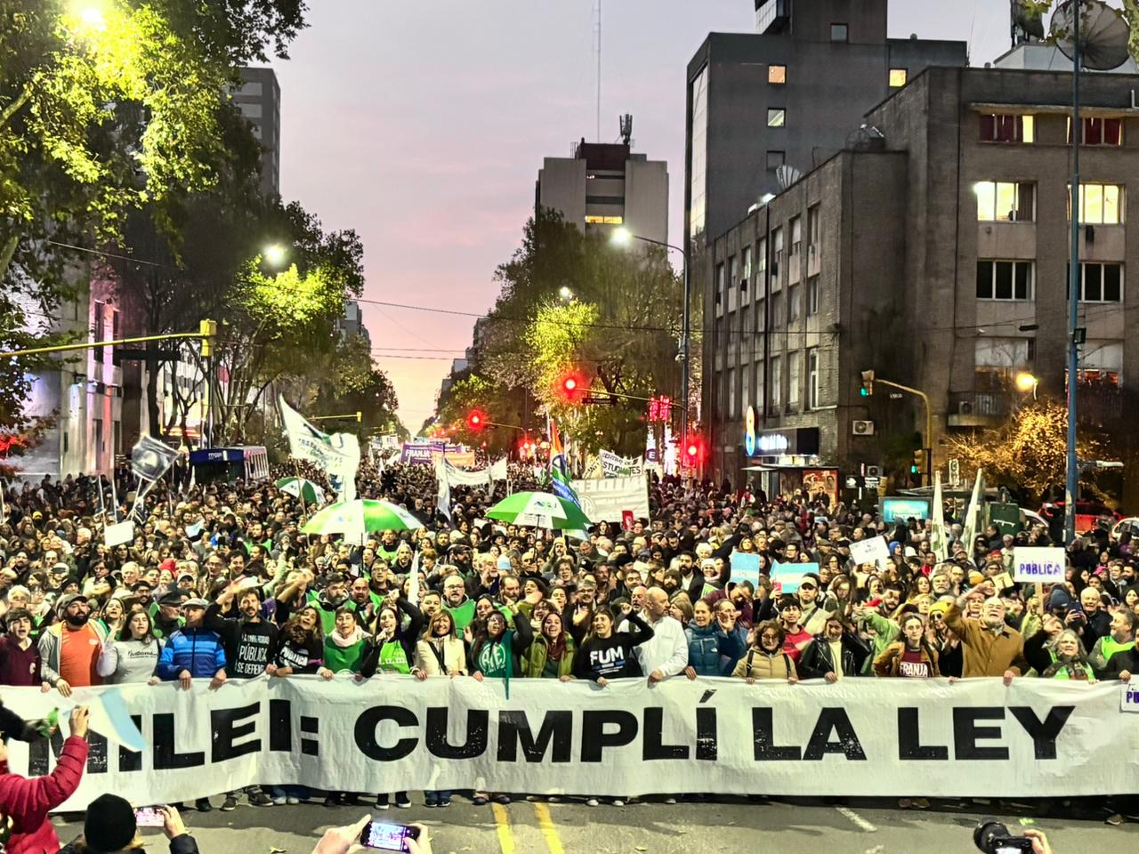La comunidad de la FCEyS volvió a marchar en defensa de la Universidad Pública