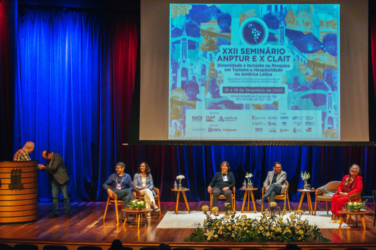La Mg. Barbini representó a la Facultad en importante evento de turismo en Brasil