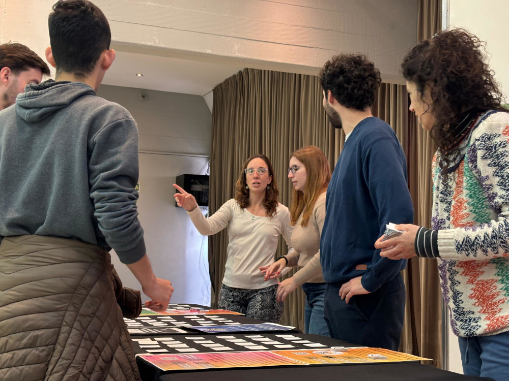 Con una alta concurrencia de estudiantes de nivel secundario, investigadores y becarios de nuestra Facultad estuvieron presentes en las VIII Jornadas Investigar organizadas por la Secretaría de Ciencia y Tecnología de la Universidad Nacional de Mar del Plata, en el Hotel 13 de Julio.  La Facultad contó con un stand donde se llevaron a cabo trivias y juegos, a través de los cuales los participantes pudieron conocer las decisiones de consumo de los jóvenes y aprendieron sobre alimentos basados en plantas con el Grupo de Economía Agraria; armaron rompecabezas para conocer y valorar el patrimonio turístico de la ciudad con el Grupo de Turismo y Sociedad; fueron concientidos sobre el consumo del agua con el Grupo de Indicadores Socioeconómicos; jugaron al memotest para conocer la industria de Mar del Plata con el Grupo de Análisis Industrial; conocieron la mirada de los jóvenes sobre el trabajo, el cuidado y la escuela con el Grupo de Estudios del Trabajo; descubrieron los espacios turísticos de nuestro partido con el Grupo Turismo y Territorio; y discutieron sobre el negocio alrededor del fútbol, con el Grupo Tercer Sector.   Además, profesores e investigadores brindaron charlas para estudiantes sobre educación financiera, emprendimiento y proyectos de vida, este último a cargo del Grupo de investigación en Administración.  Además, dentro de las actividades internas, integrantes de la Facultad estuvieron presentes en la bienvenida a los nuevos becarios contando su experiencia y participaron en la mesa de trabajo propuesta por el CIEyS "Territorio y Desarrollo: reflexiones interdisciplinarias sobre sus principales problemáticas y perspectivas en el Partido de Gral. Pueyrredon"  El objetivo de este encuentro, llamado “Ciencia para construir nuestro futuro”, es generar una aproximación interdisciplinaria a estudiantes del nivel secundario e introducir al público en general a la investigación y la producción de conocimiento. 